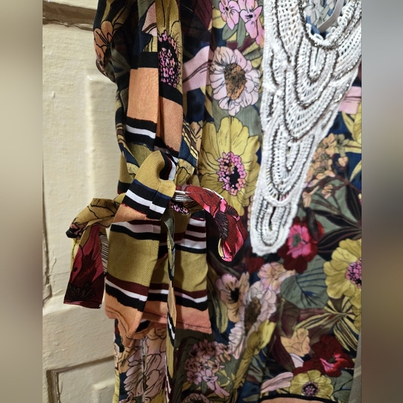 Coco + Carmen Floral Beaded V-Neck Dress W/Sleeve Ties NWT - Picture 8 of 8